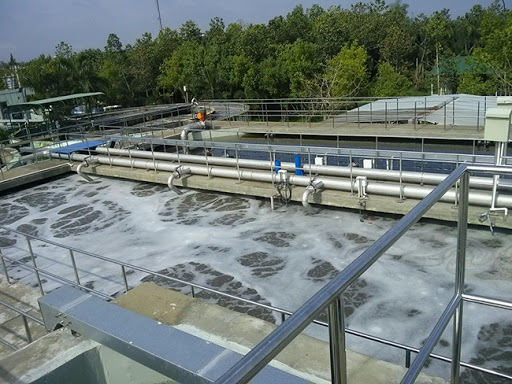 Bể xử lý nằm trong hệ thống xử lý nước thải công nghiệp