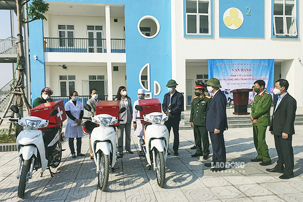 Quận Bắc Từ Liêm, Hà Nội là đơn vị đầu tiên của thành phố triển khai mô hình xe máy gắn tủ thuốc lưu động để chăm sóc, điều trị tại nhà đối với người trường hợp F0, F1 (Ảnh: laodong.vn)